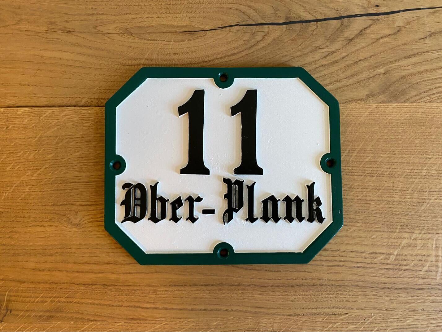 achteckiges Hausnummernschild "Provinz" aus Aluminiumguss mit Frakturschrift und gruenem Rand-klein-eckig achteckiges Hausnummernschild "Provinz" aus Aluminiumguss mit Frakturschrift und gruenem Rand