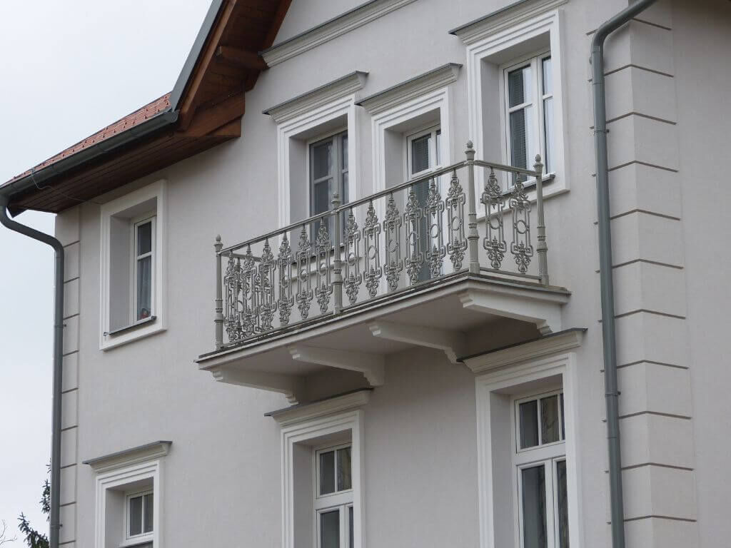 Balkongelaender im historischen Stil aus Aluminiumguss Balkongelaender im historischen Stil aus Aluminiumguss
