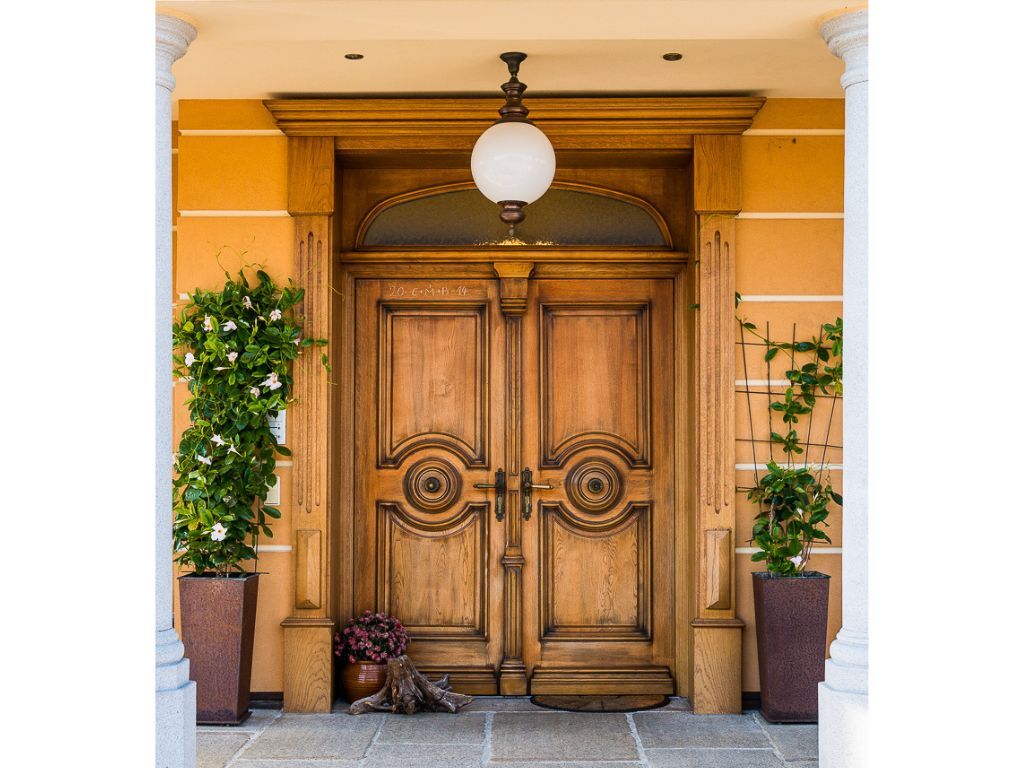 Haengeleuchte aus Kupfer mit opaler Kugel Haengeleuchte aus Kupfer mit opaler Kugel