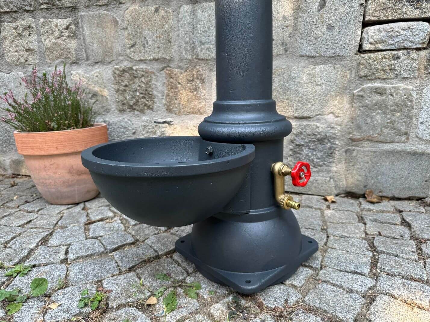 Auffangbecken aus Gusseisen und seitlicher Schlauchanschluss aus Messing Auffangbecken aus Gusseisen und seitlicher Schlauchanschluss aus Messing