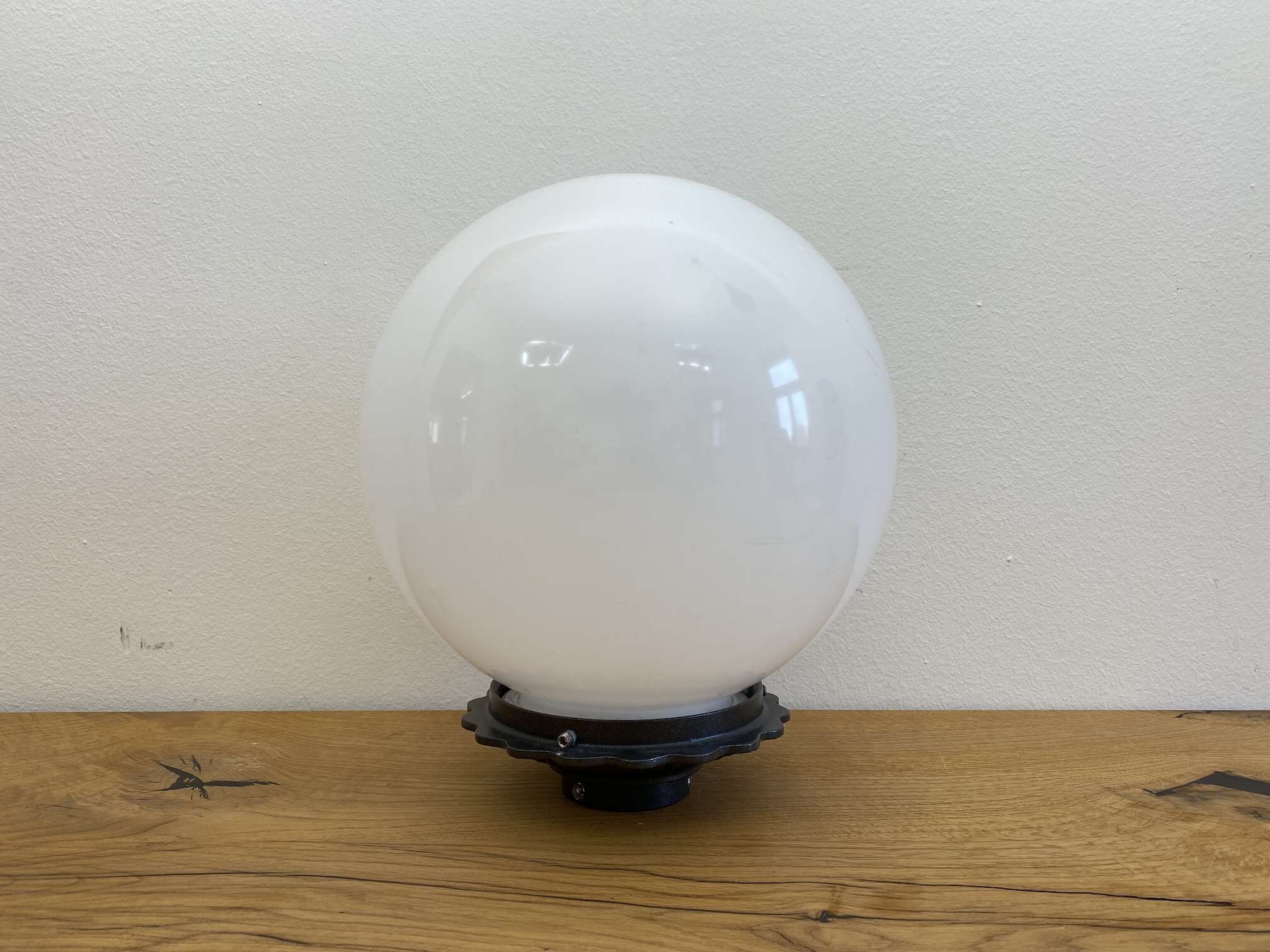 kunstglaskugel-dm250mm-alugussaufnahme-1062-1 Opale Acrylglaskugel-Leuchte Durchmesser 250 mm