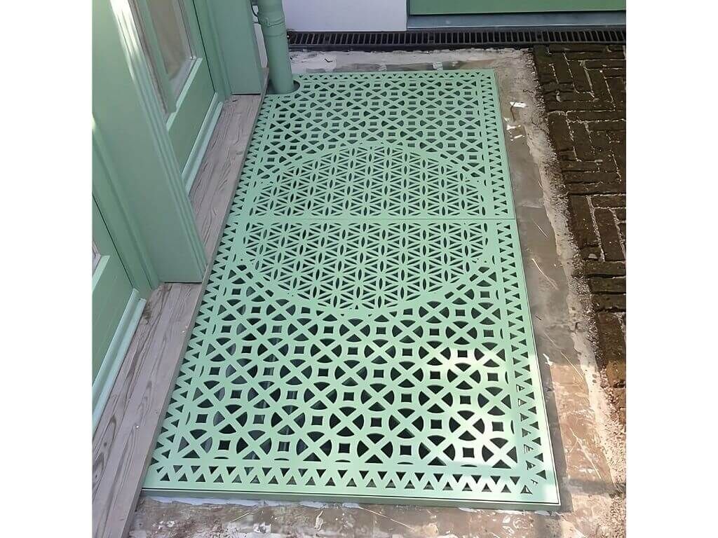 Individuelle Lichtschachtabdeckung mit floralem Muster Individuelle Lichtschachtabdeckung mit floralem Muster