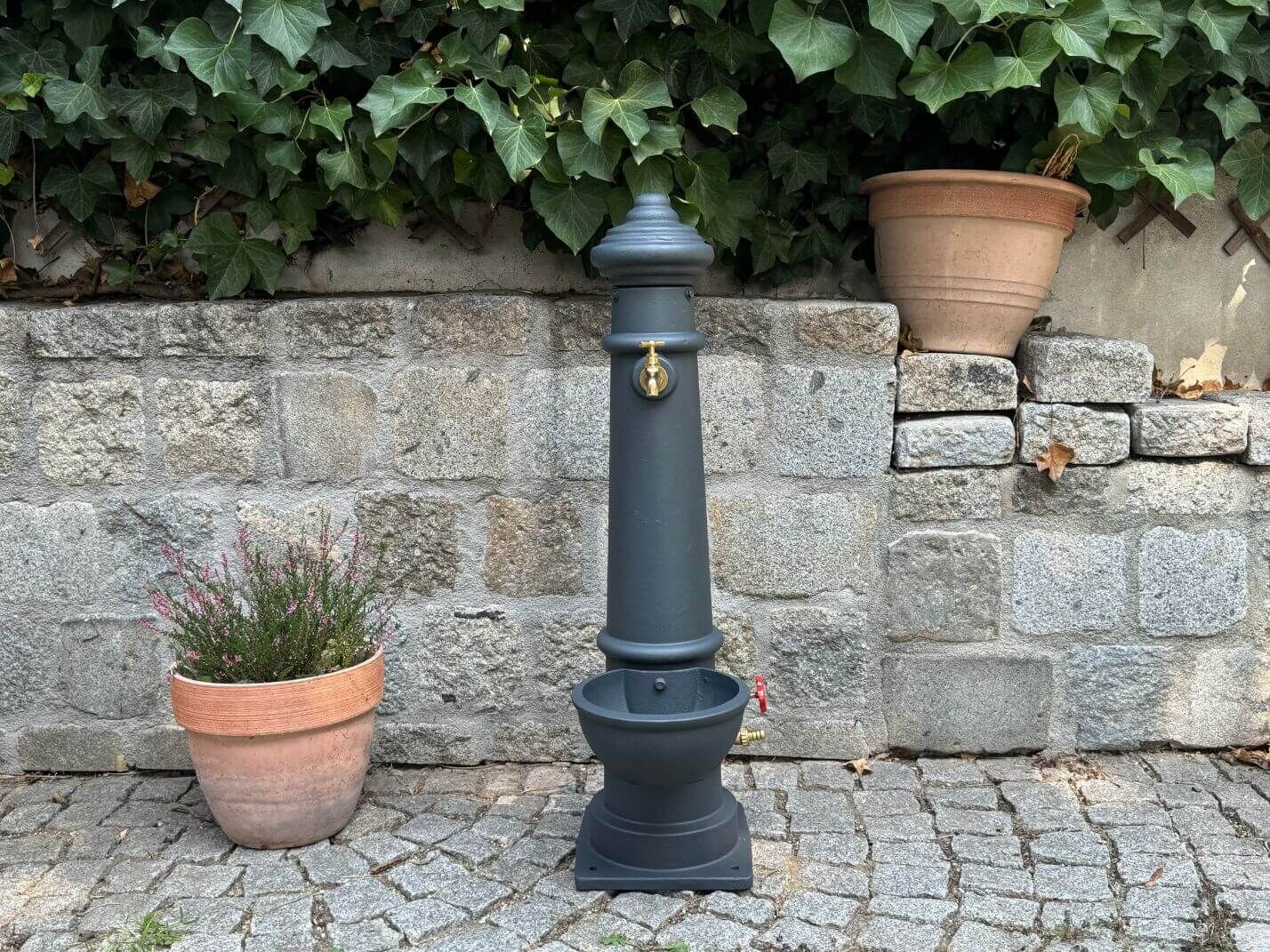 Anthrazitgrauer Gartenbrunnen Lilienfeld aus Gusseisen Anthrazitgrauer Gartenbrunnen Lilienfeld aus Gusseisen