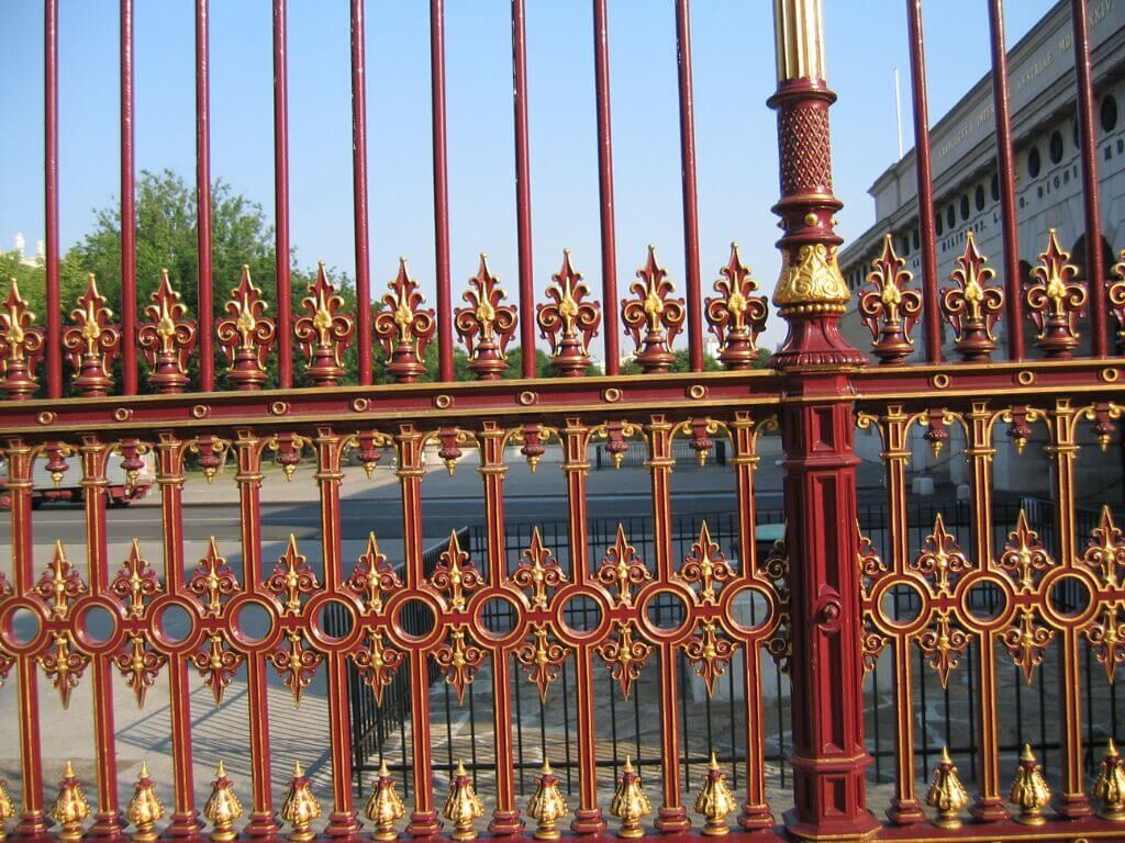 Detailaufnahme der Zaunspitzen und Zierteile des teilrestaurierten Zauns der Wiener Hofburg