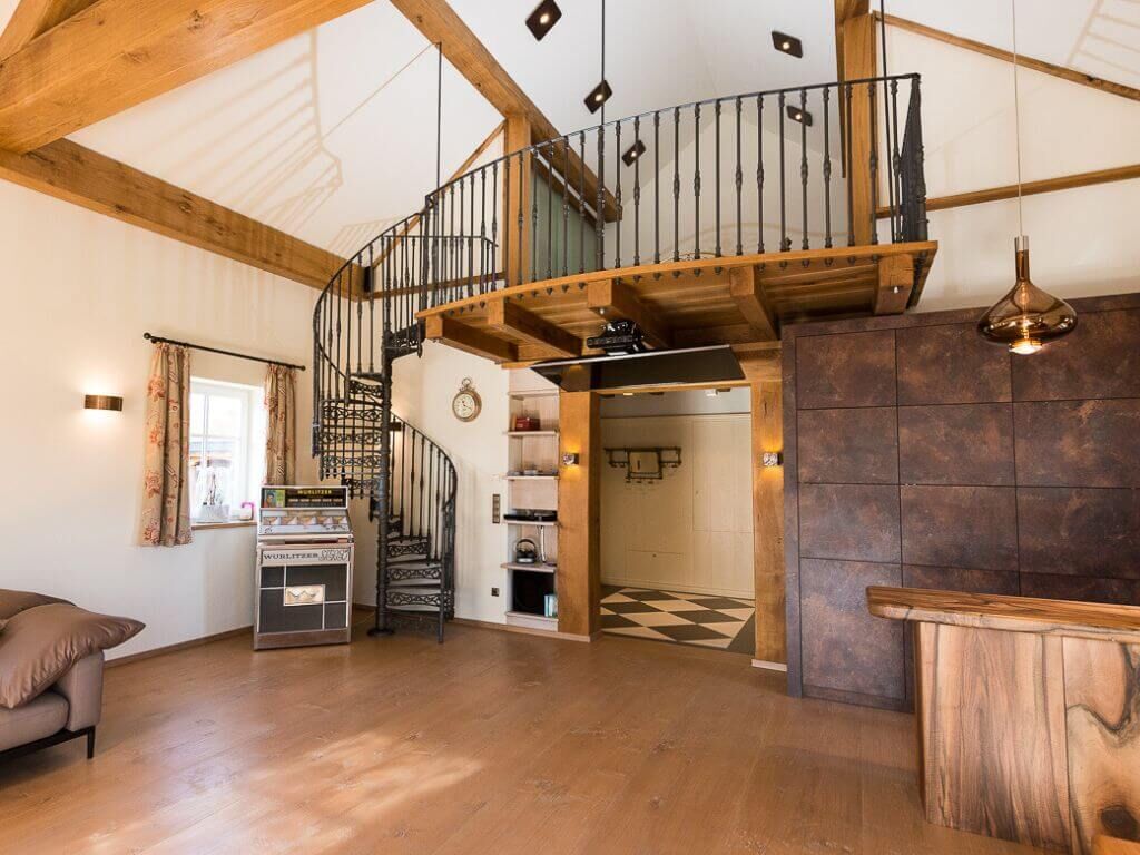 Nostalgische Gusseisen-Spindeltreppe im historischen Stil Nostalgische Gusseisen-Spindeltreppe im historischen Stil