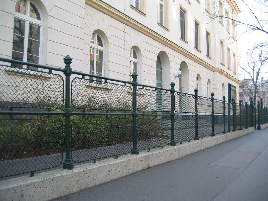 Klassischer gruener Krippgitterzaun der Volksschule Braunhubergasse Klassischer gruener Krippgitterzaun der Volksschule Braunhubergasse