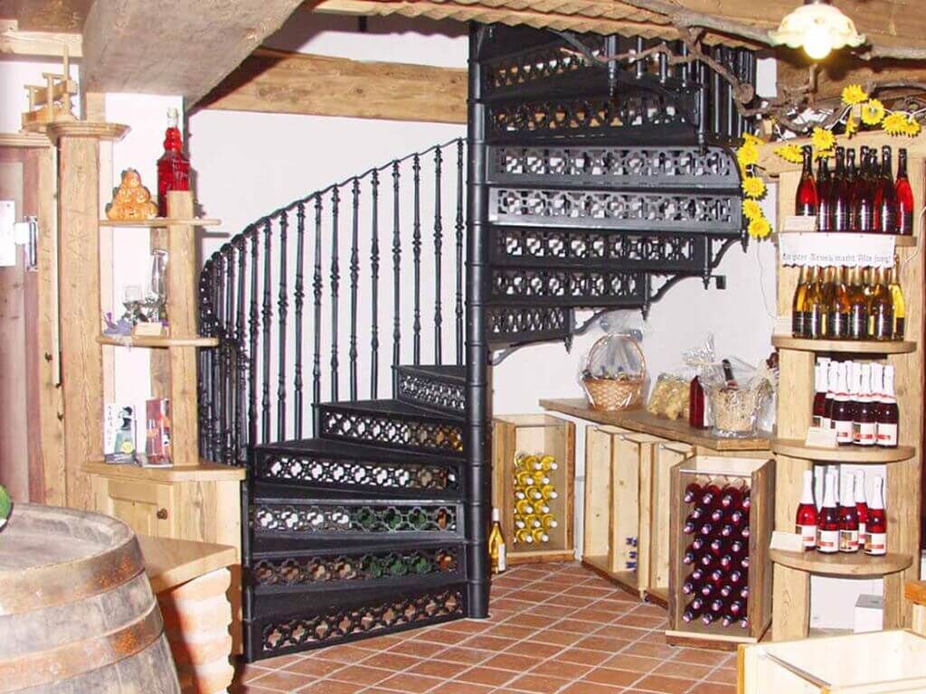 66 weingut-lazarus-wendeltreppe-gusseisen-grauguss-nostalgisch-drab-1