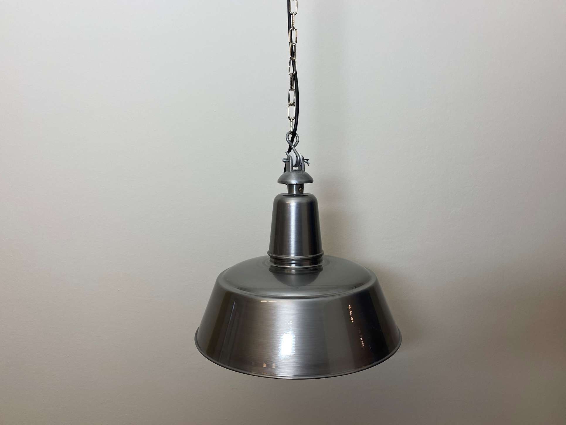 sievering-stahlblech-glaenzend-fabrikleuchte-2 Fabrikleuchte Sievering Stahlblech mit glänzendem Klarlack