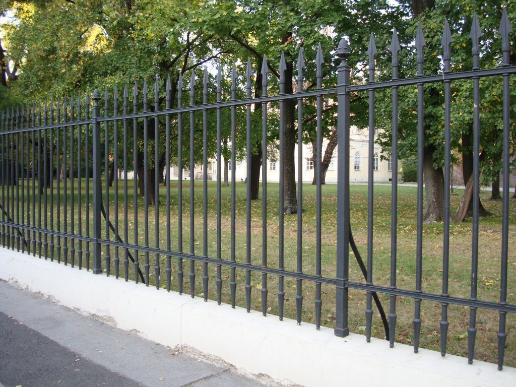 nostalgischer-zaun-anthrazitgrau-eisenglimmer-mitspitzen-6