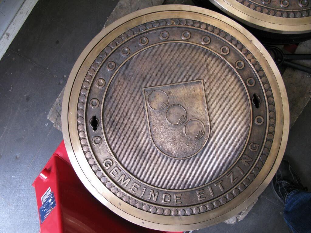 Schachtabdeckung aus Bronzeguss für die Gemeinde Eitzing Schachtabdeckung aus Bronzeguss für die Gemeinde Eitzing