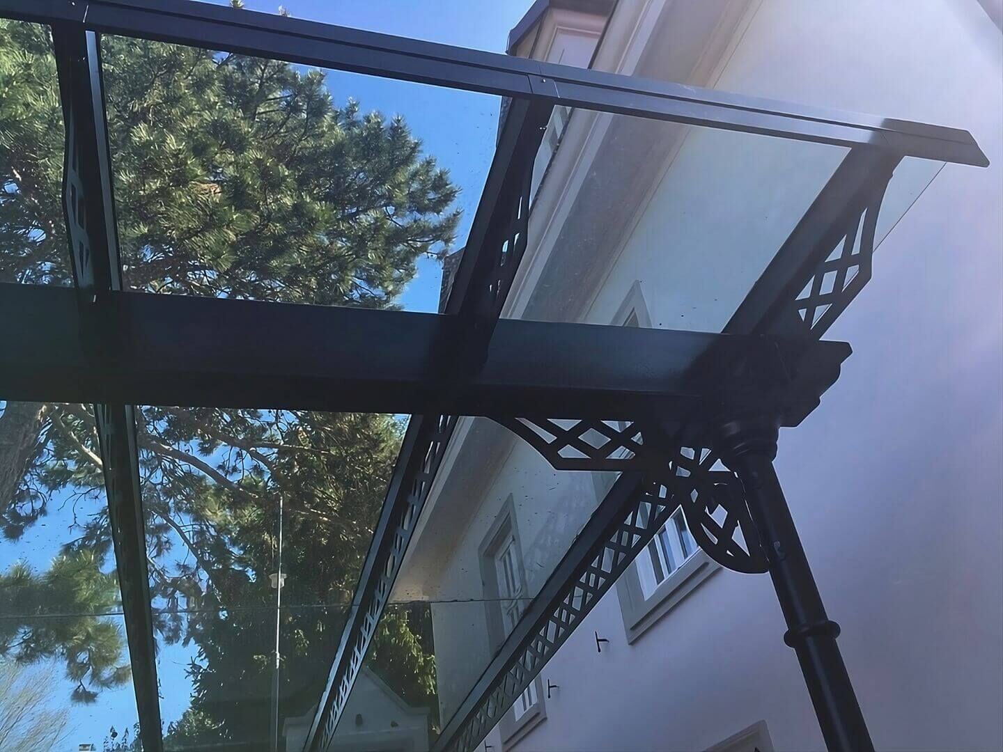 Glasüberdachungen mit Verzierungen und Verstrebungen Glasüberdachungen mit Verzierungen und Verstrebungen