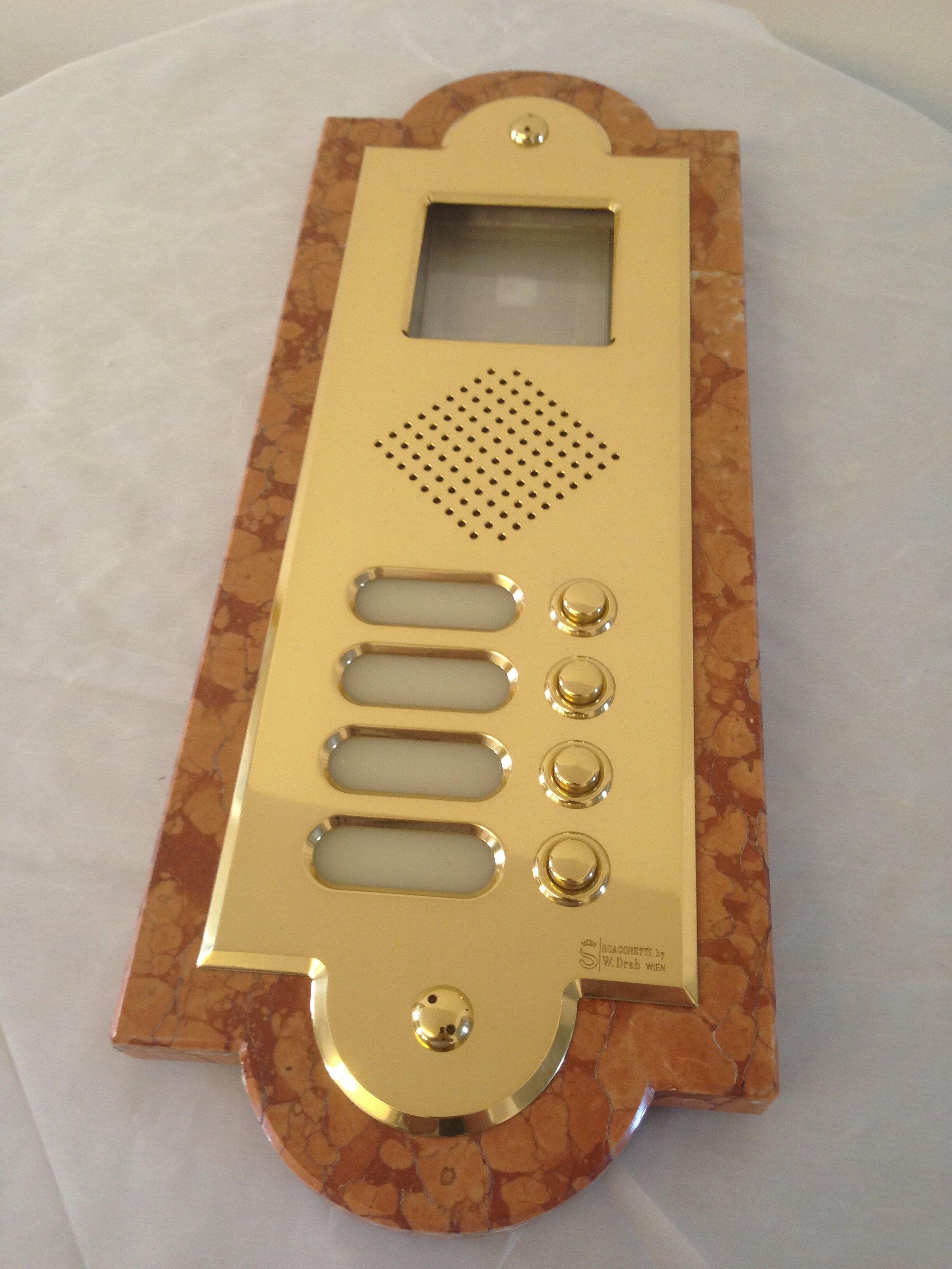 klingelplatte-messing-video Sprechanlagen-Abdeckung Messing mit Marmorrahmen, 4 Klingelknöpfen und Kameraausschnitt Vorderseite