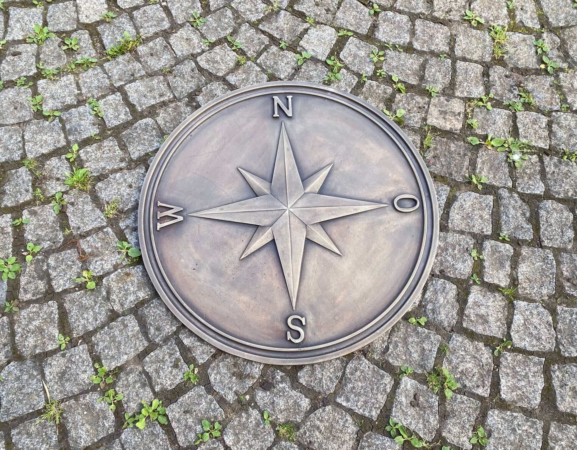 Bodeneinlegeplatte "Windrose" aus Messingguss, braun patiniert Bodeneinlegeplatte "Windrose" aus Messingguss, braun patiniert