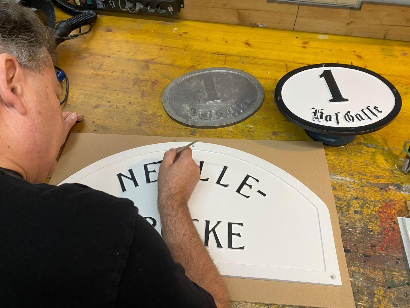 Handbemalung der Hausnummerntafeln aus Aluminiumguss Handbemalung der Hausnummerntafeln aus Aluminiumguss