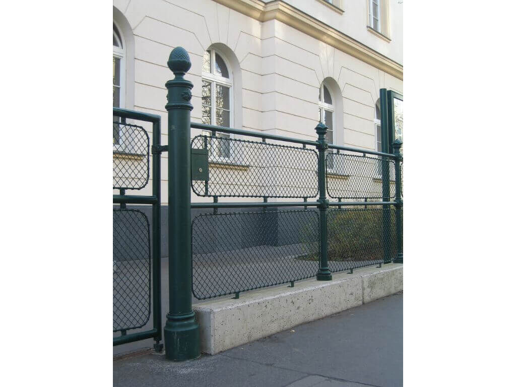 Klassischer Krippgitterzaun der Volksschule Braunhubergasse Klassischer Krippgitterzaun der Volksschule Braunhubergasse