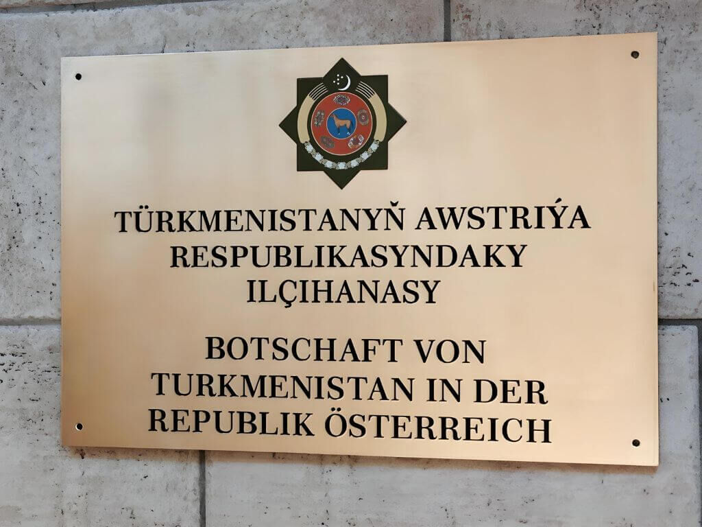 Schild aus Messing und Emaille für die turkmenische Botschaft