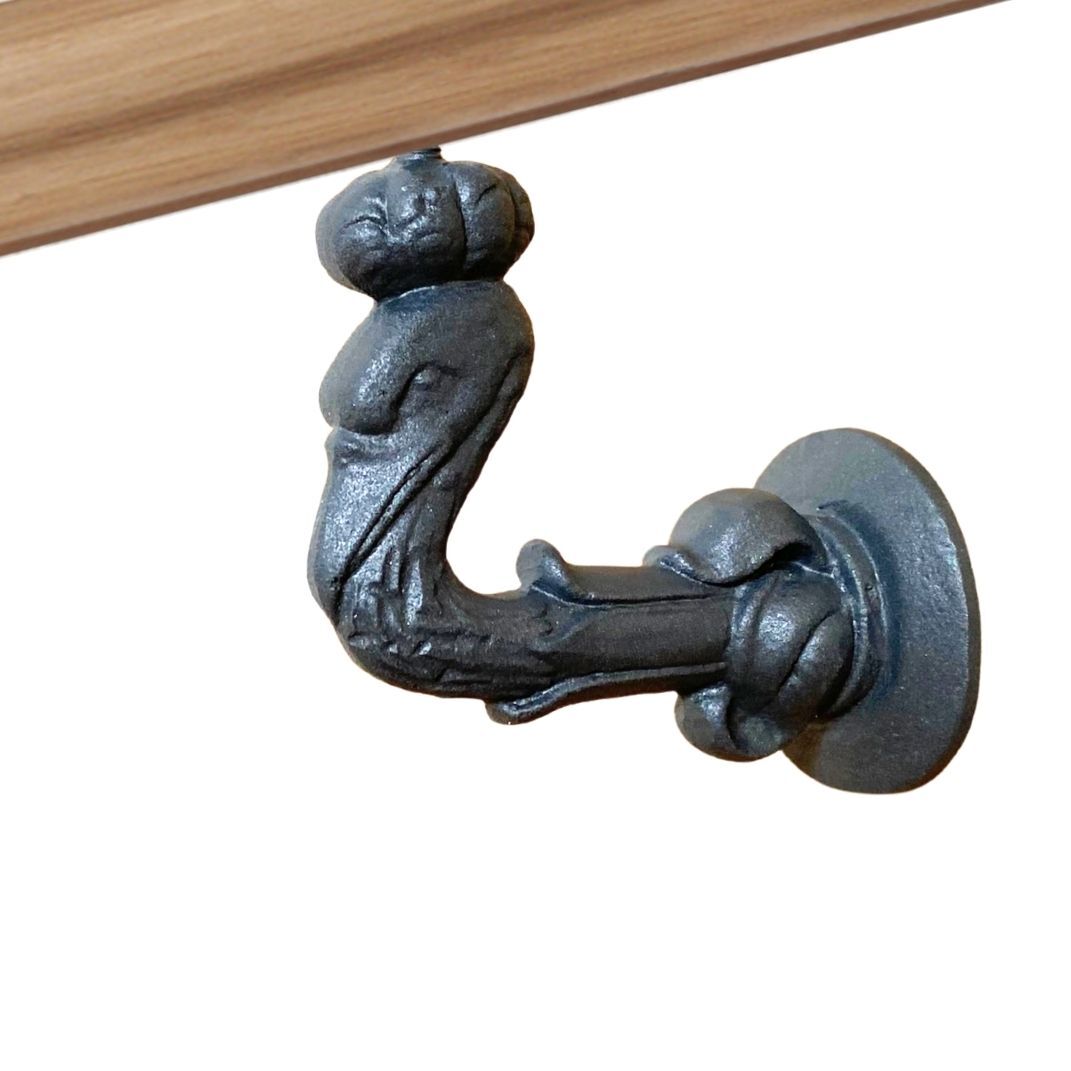 Handlaufhalter Harrach in Form eines Pelikans - aus Gusseisen