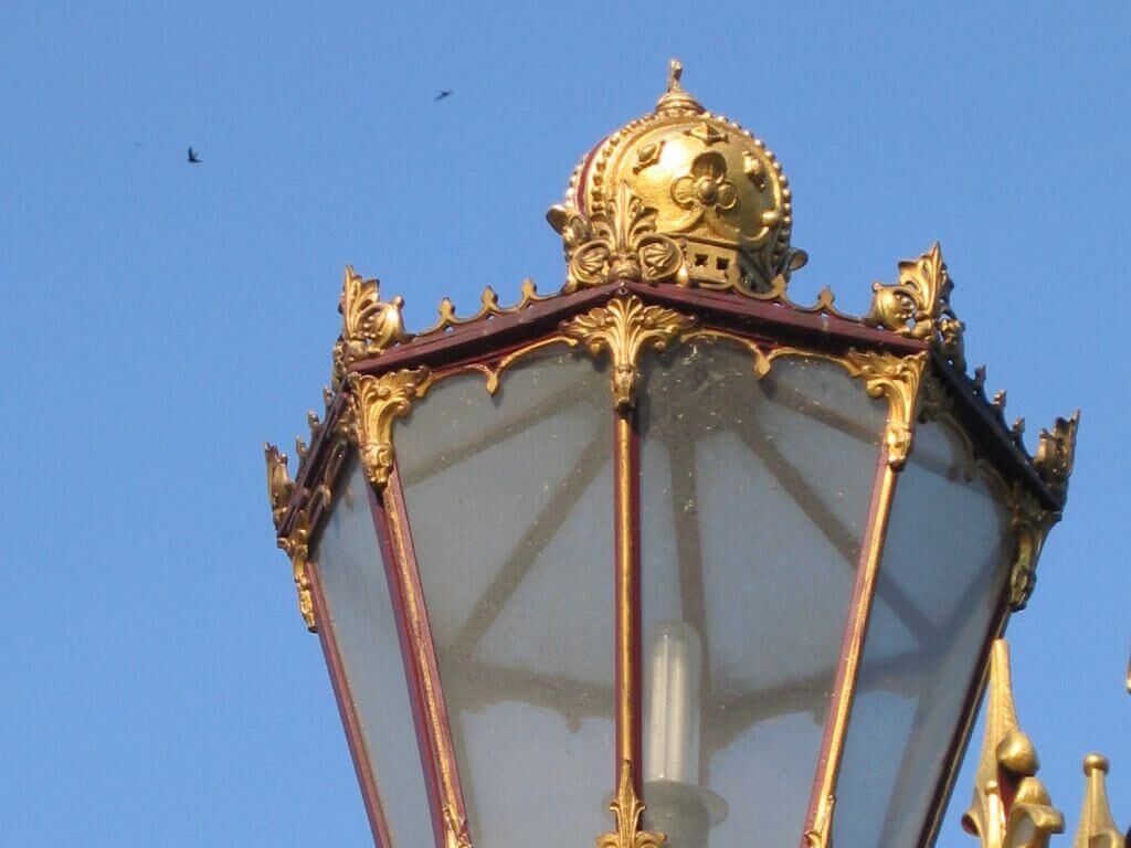 Detailaufnahme der reproduzierten Zierkrone der historischen Laterne Detailaufnahme der reproduzierten Zierkrone der historischen Laterne