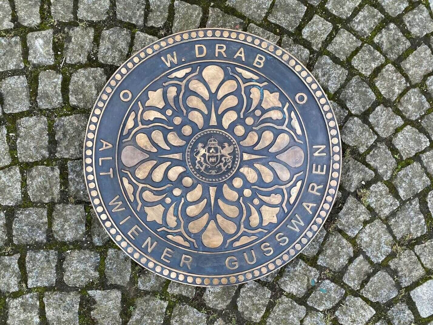 stilvolle Bodeneinlegeplatte Florale aus Bronzeguss stilvolle Bodeneinlegeplatte Florale aus Bronzeguss