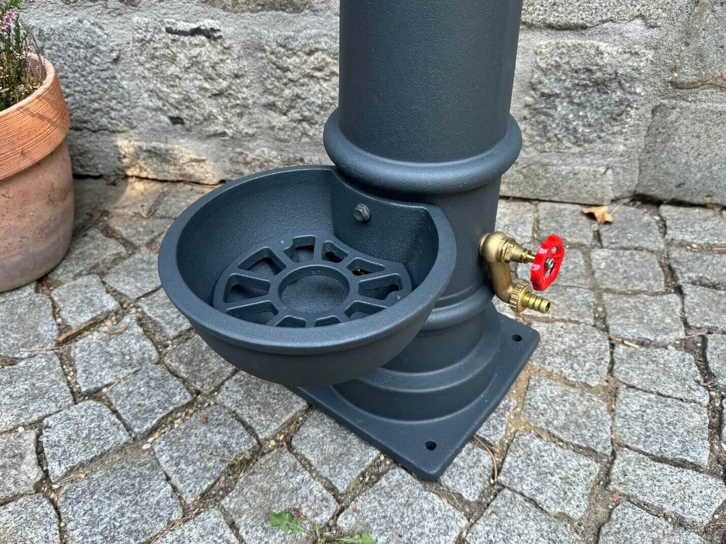 Auffangbecken und seitlicher Gartenschlauchanschluss des Standbrunnen Lilienfeld Auffangbecken und seitlicher Gartenschlauchanschluss des Standbrunnen Lilienfeld