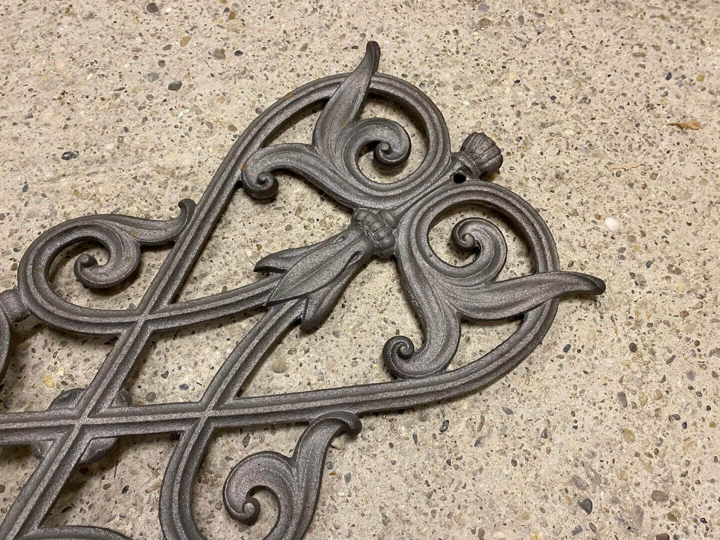 Detailaufnahme des nachgegossenen historischen Geländerteils aus Gusseisen Detailaufnahme des nachgegossenen historischen Geländerteils aus Gusseisen