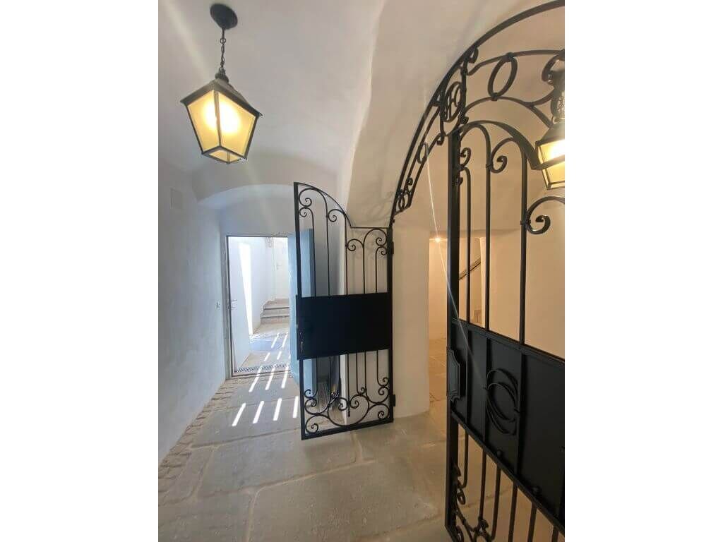 historisches zweiflügeliges Schmiedeeisen Tor historisches zweiflügeliges Schmiedeeisen Tor