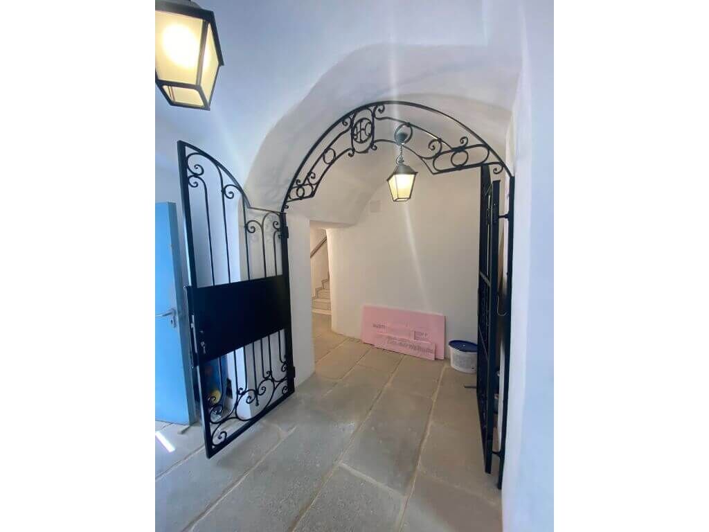 offene zweifluegelige Eingangstuer aus Schmiedeeisen offene zweifluegelige Eingangstuer aus Schmiedeeisen