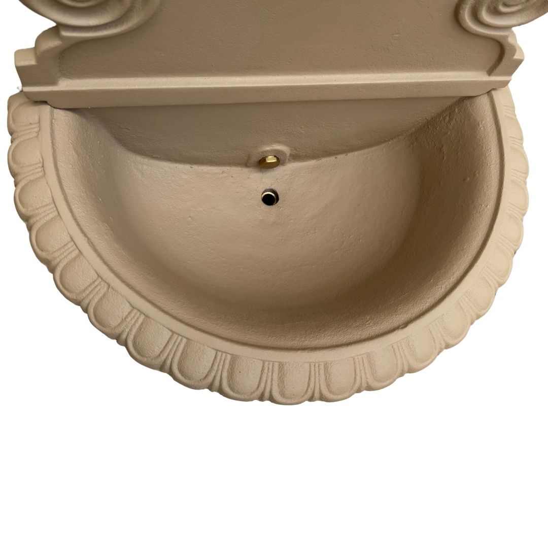 Detailansicht des Innenbeckens der beigen Bassena Wien aus Gusseisen Detailansicht des Innenbeckens der beigen Bassena Wien aus Gusseisen