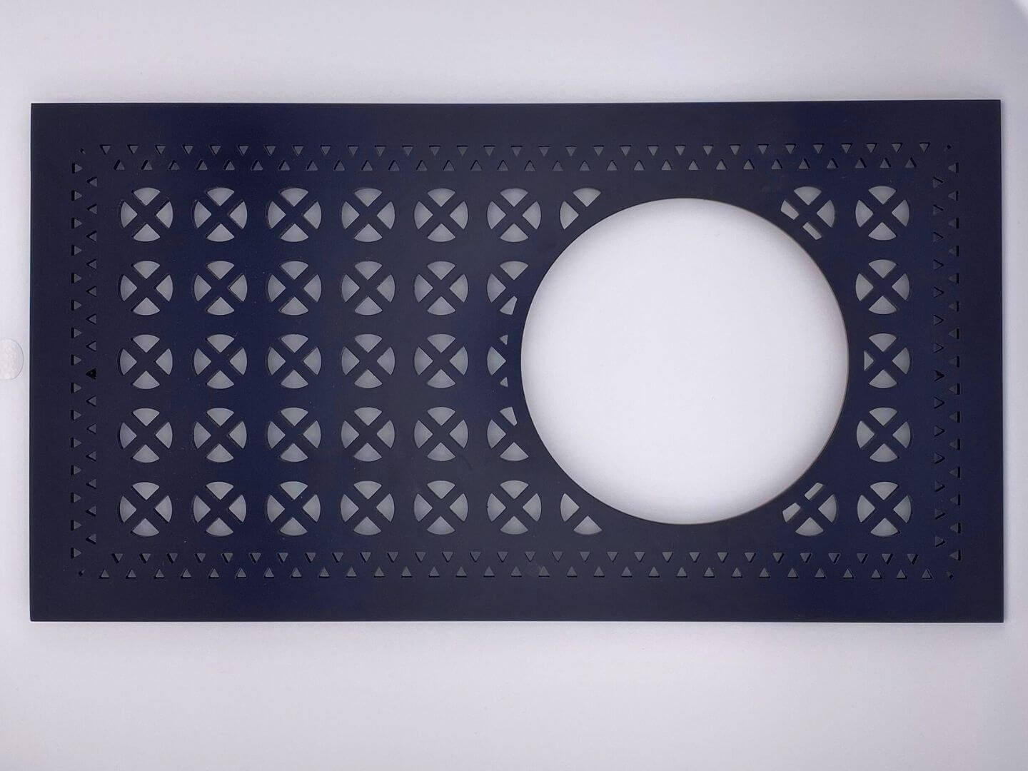 stilvolle Abdeckung mit Ausschnitt für Regenrinne