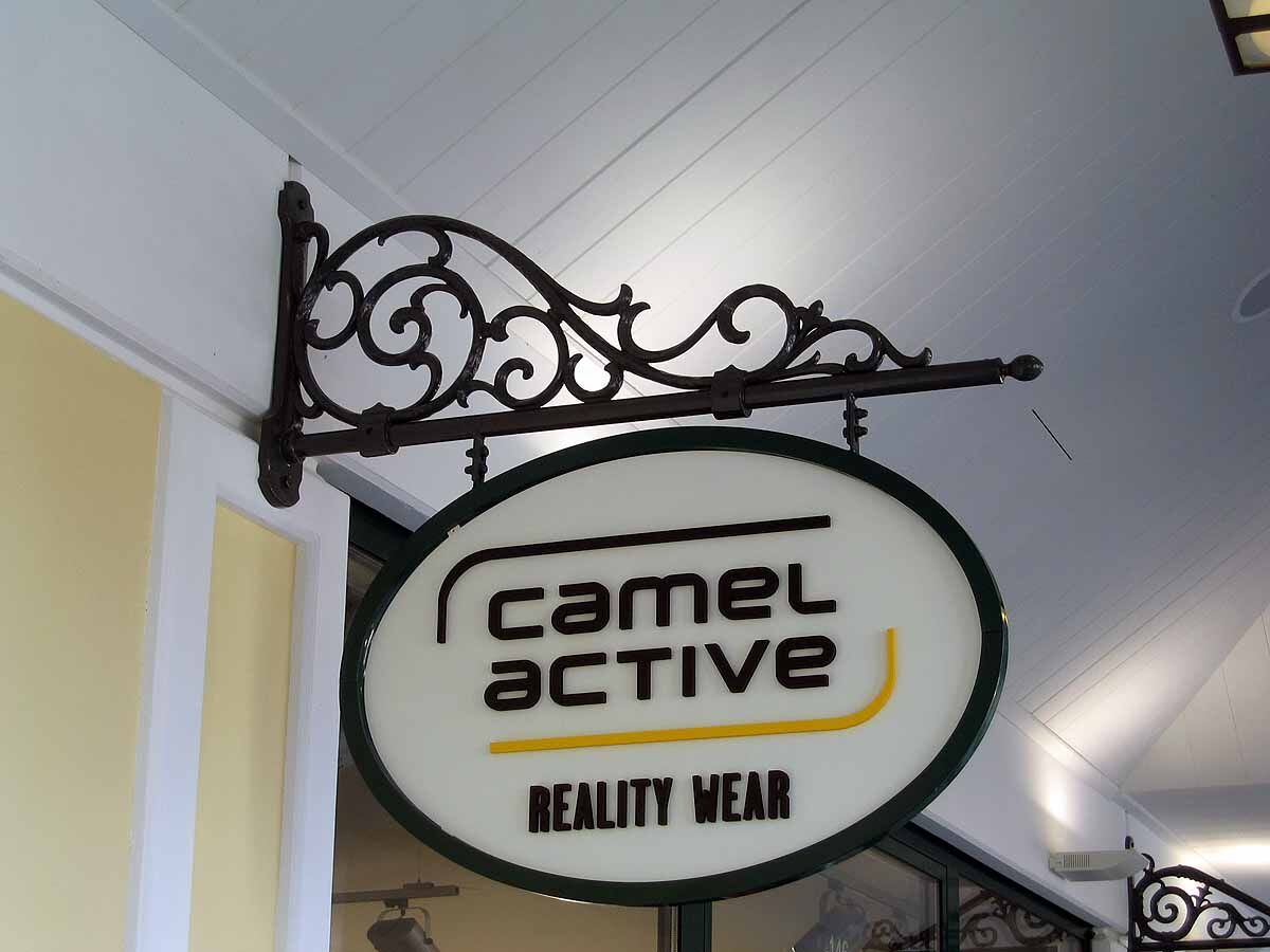 parndorf_designer_outlet_einkaufszentrum_steckschild_ausleger_drab_02 Steckschild bzw. Ladenschild mit Wandausleger aus Metallguss & Schmiedeeisen