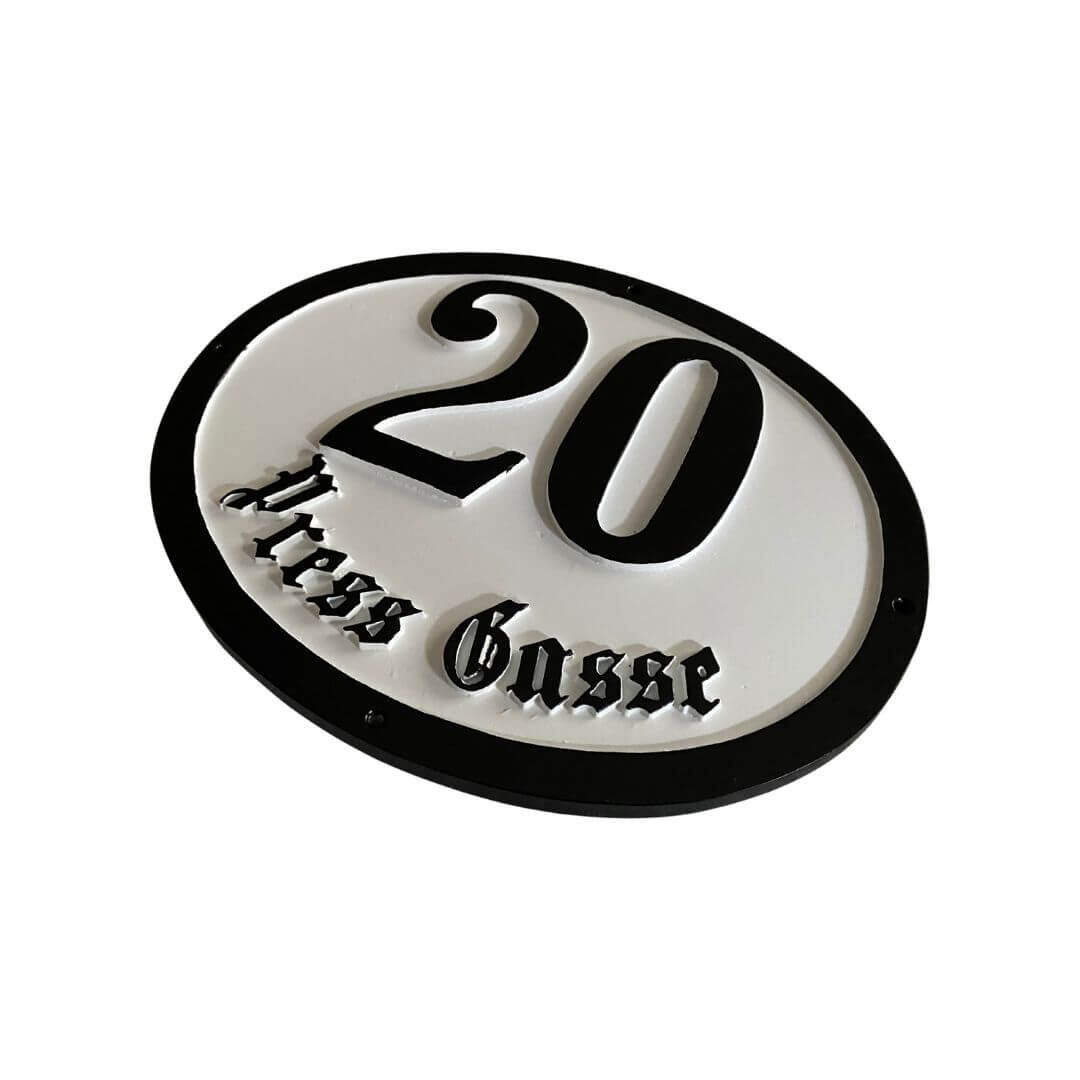 ovale Aluminiumguss Hausnummerntafel Altstadt mit Frakturschrift und schwarzer Umrandung