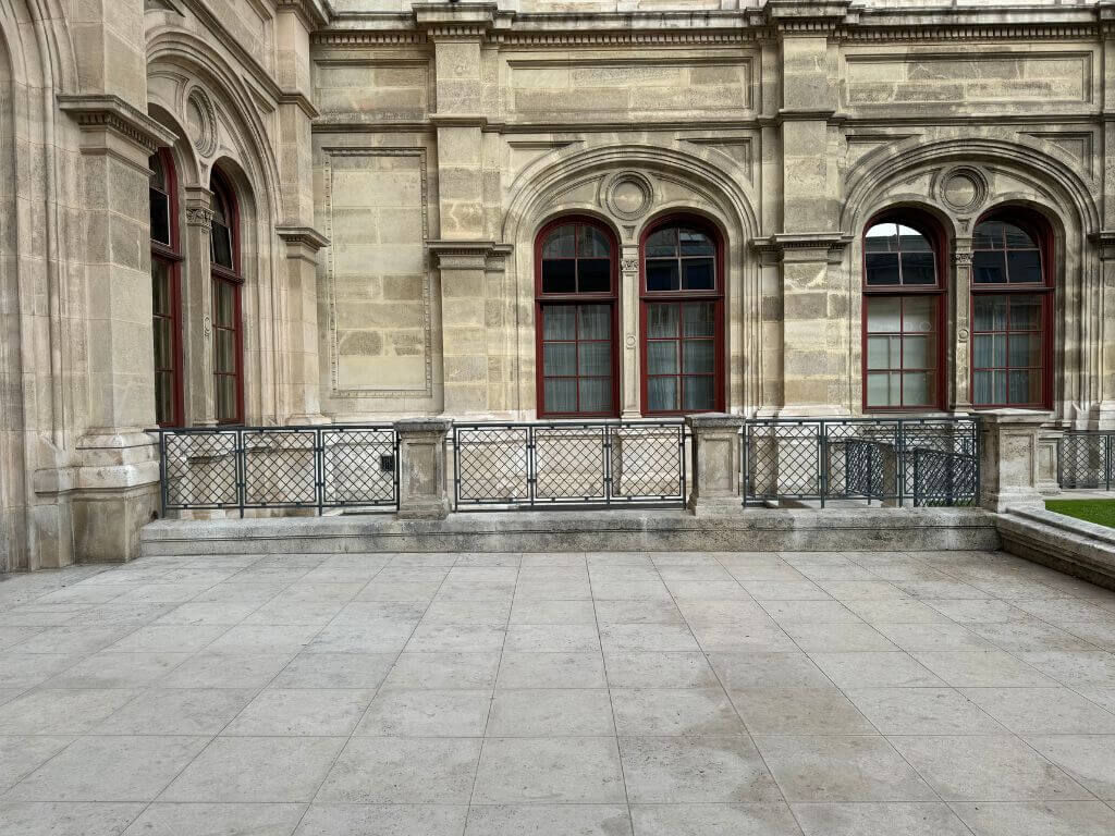 westseitig restaurierter historischer Zaun der Wiener Staatsoper westseitig restaurierter historischer Zaun der Wiener Staatsoper