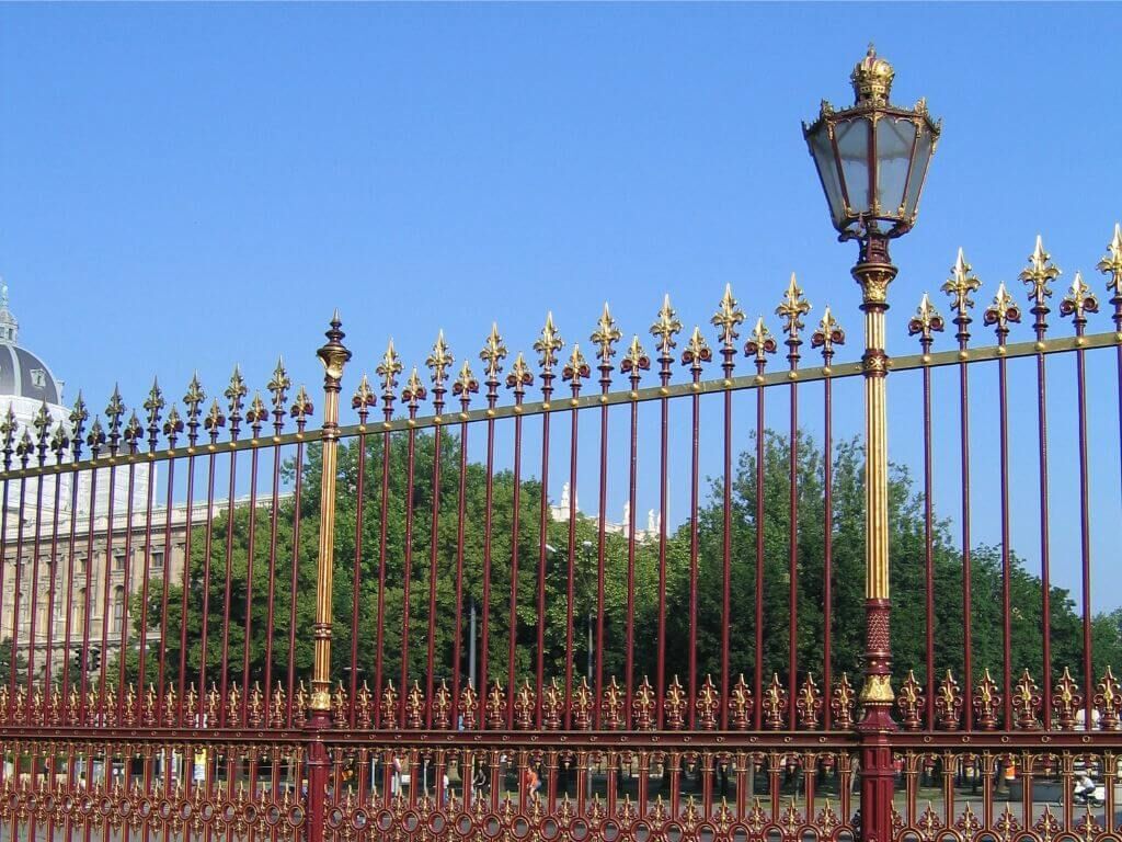 Teilrestaurierter historischer Zaun der Wiener Hofburg Teilrestaurierter historischer Zaun der Wiener Hofburg