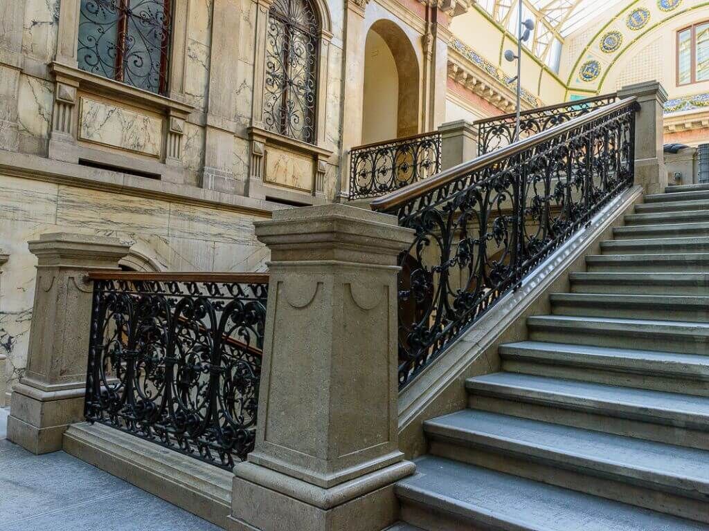 Eindrucksvolles Geländer aus Messingguss im Palais Equitable Eindrucksvolles Geländer aus Messingguss im Palais Equitable