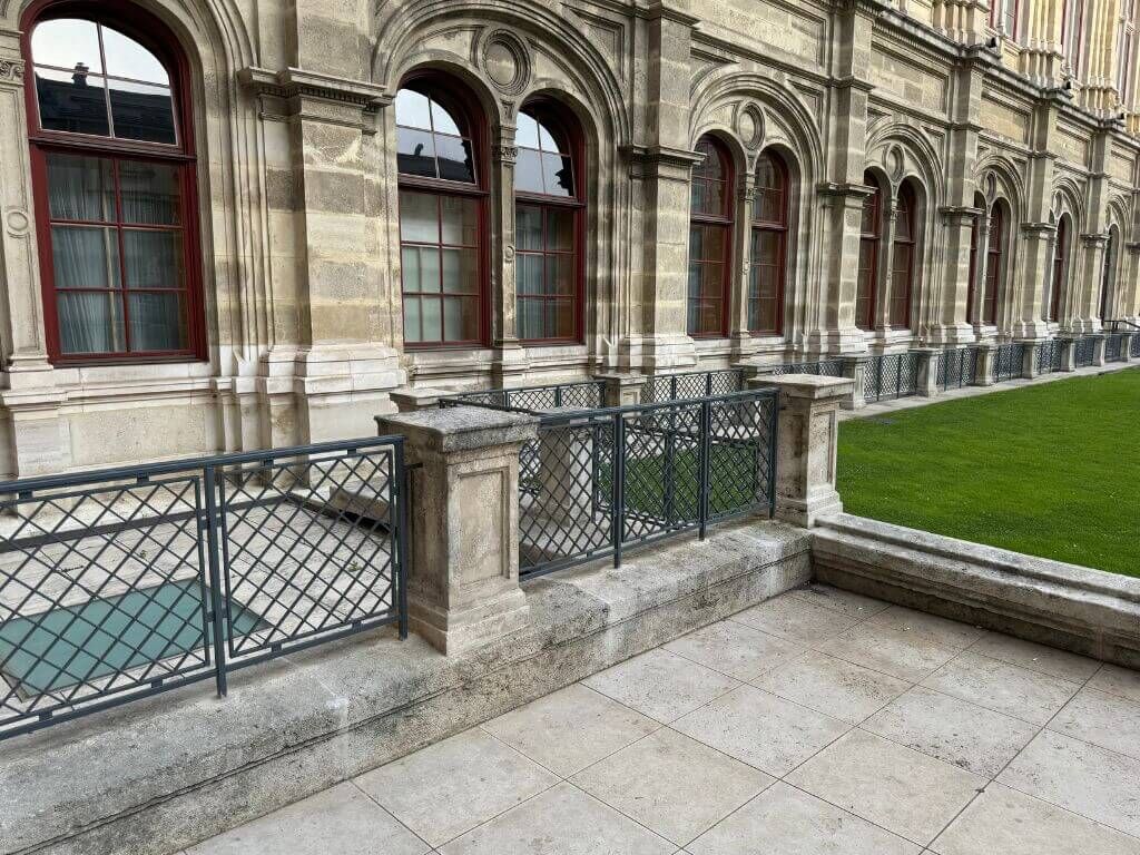 restaurierter historischer Zaun auf der Westseite der Wiener Staatsoper