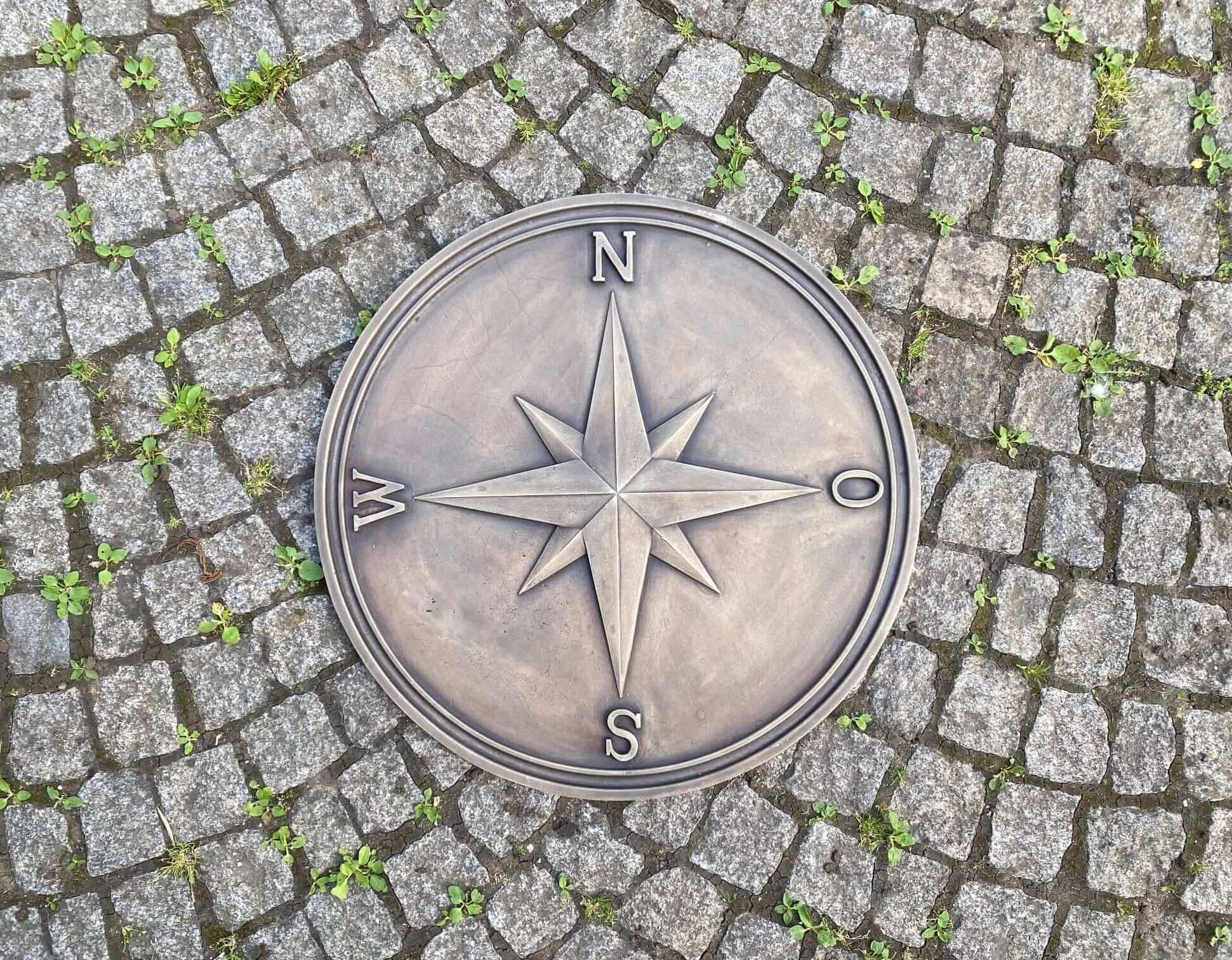 elegante Bodeneinlegeplatte "Windrose" aus Messingguss elegante Bodeneinlegeplatte "Windrose" aus Messingguss