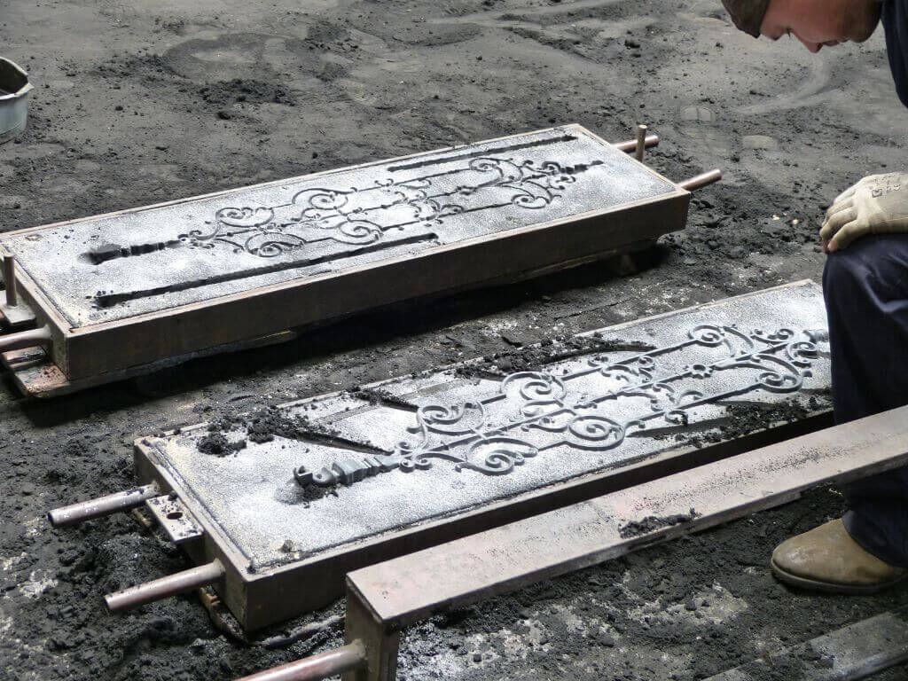 Reproduktion historischer Geländer: zweiseitige Sandform mit noch eingelegtem Geländerteil Reproduktion historischer Geländer: zweiseitige Sandform mit noch eingelegtem Geländerteil