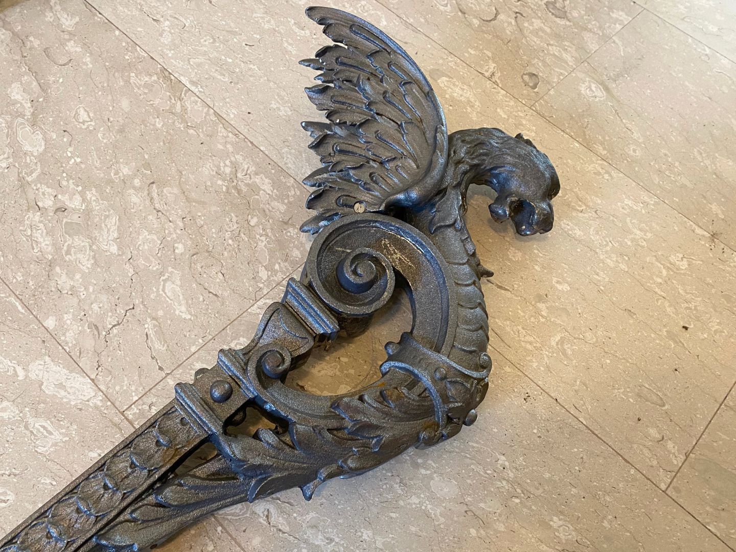 Detailaufnahme des geflügeltem Löwen aus Gusseisen Detailaufnahme des geflügeltem Löwen aus Gusseisen