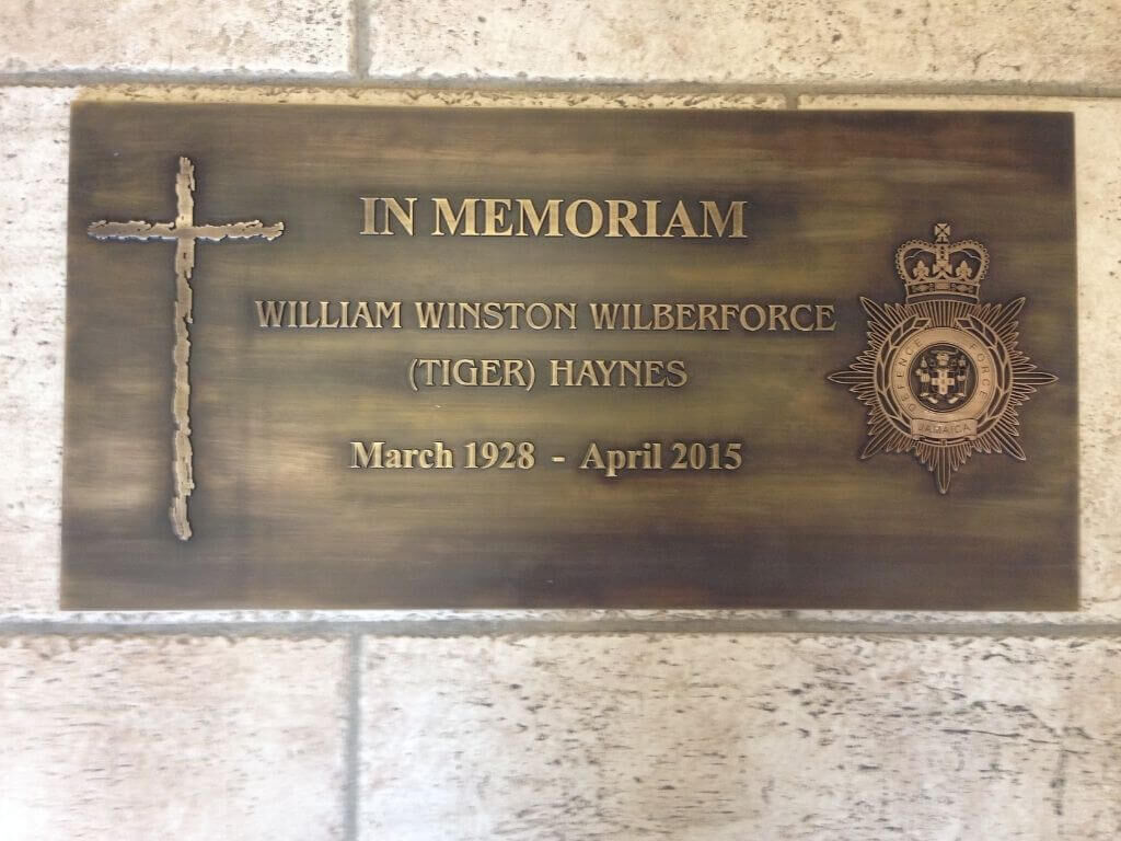 Gedenktafel Defence Force Jamaica aus patiniertem Messing mit erhabener Schrift, Kreuz und Wappen Gedenktafel Defence Force Jamaica aus patiniertem Messing mit erhabener Schrift, Kreuz und Wappen