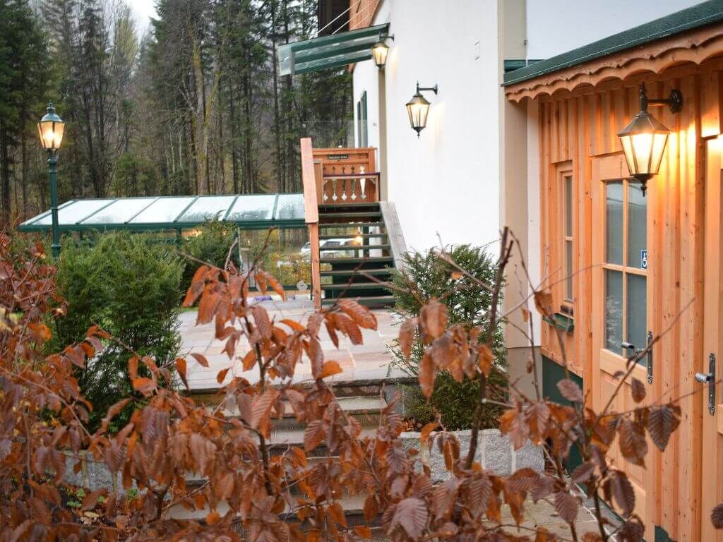 waldruhe-pension-standlaternen-moosgruen-drab-15