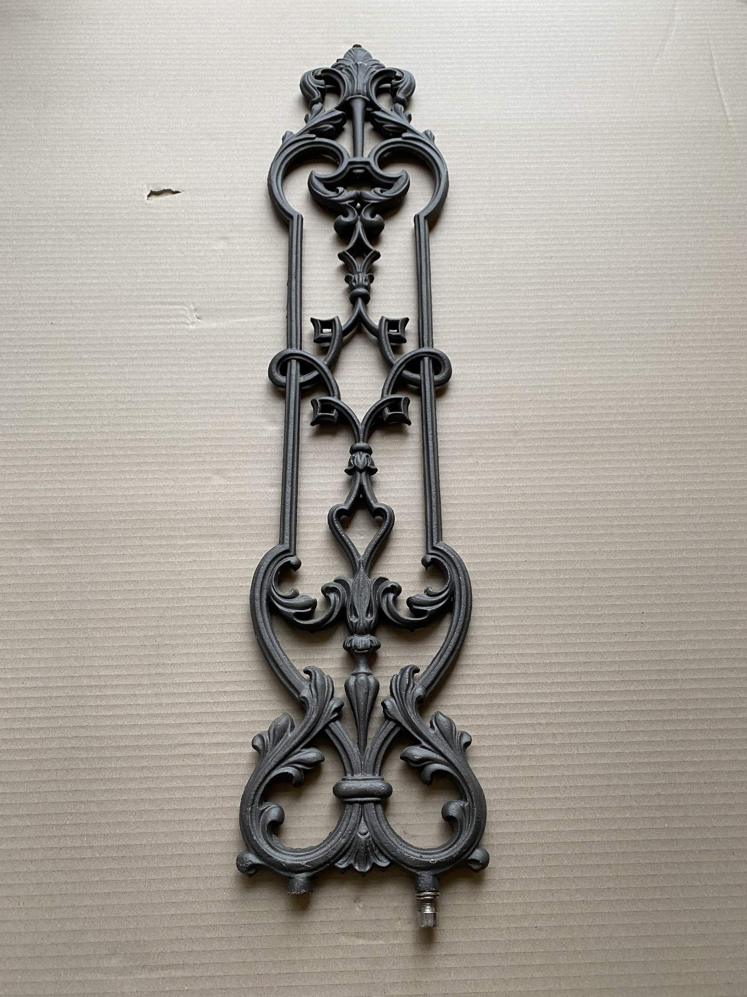 Ansicht von Unten: Historisches Geländerelement M566XV-6 aus Grauguss