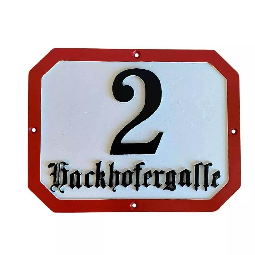 Historisches Hausnummernschild mit rotem Rand Historisches Hausnummernschild mit rotem Rand