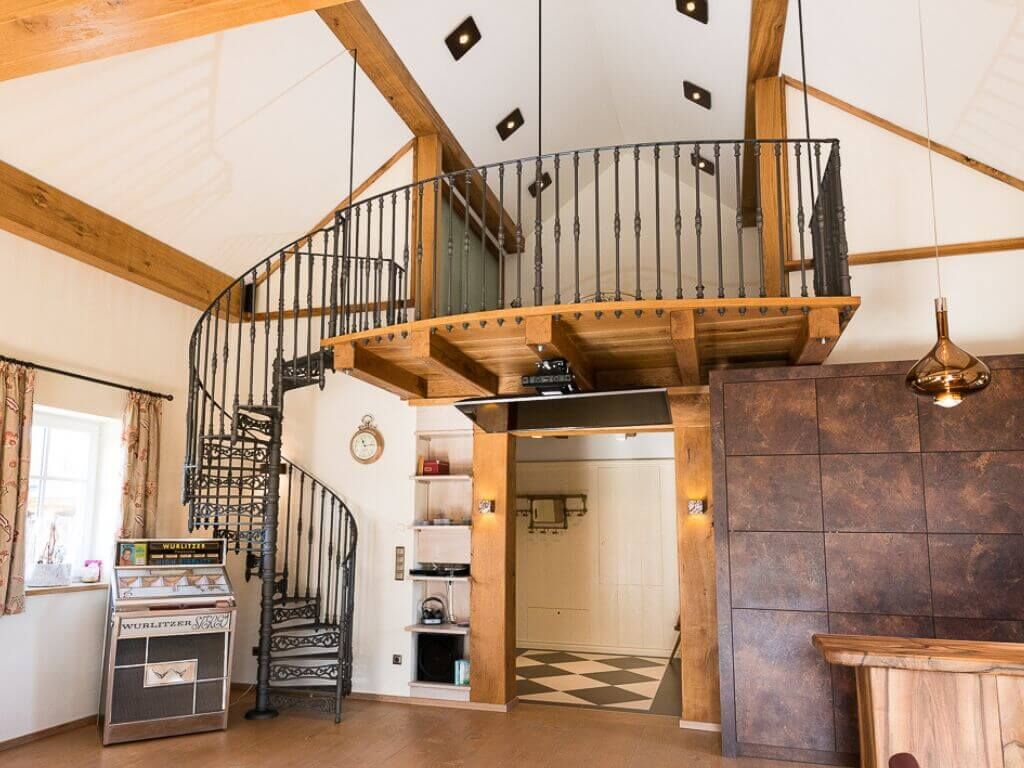 Klassische Wendeltreppe aus Grauguss im historischen Stil Klassische Wendeltreppe aus Grauguss im historischen Stil