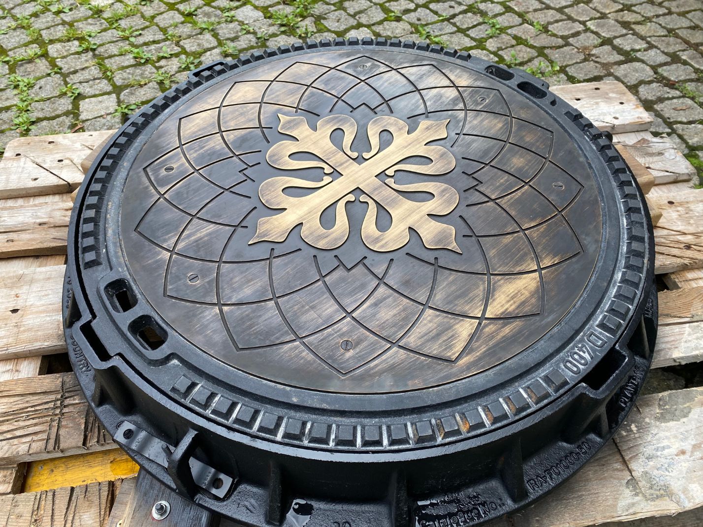 Schachtabdeckung aus Messing und Gusseisen - Calatrava Kreuz Schachtabdeckung aus Messing und Gusseisen - Calatrava Kreuz