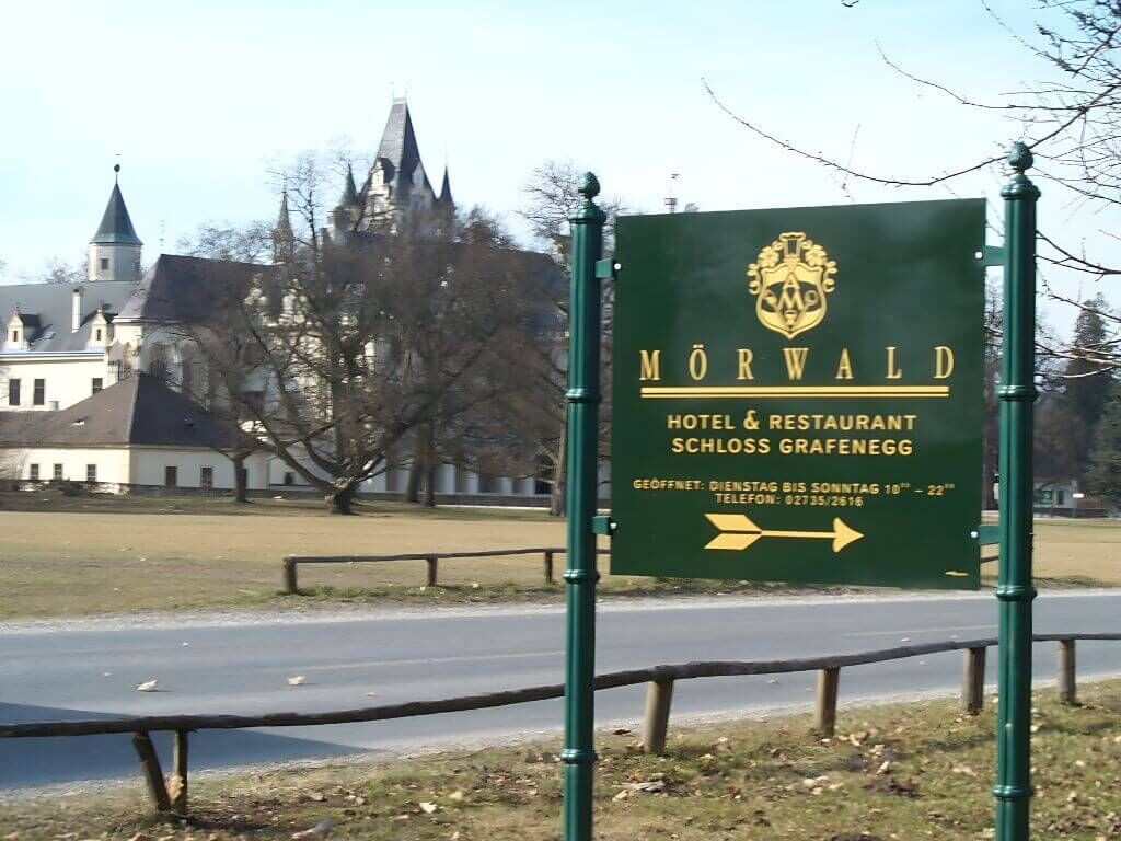 Klassische Hinweisstafel mit nostalgischen Saeulen Klassische Hinweisstafel mit nostalgischen Saeulen