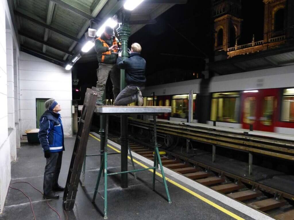 Anbringen der Sauelenverkleidungen in der Ubahnstation Josefstaedterstrasse