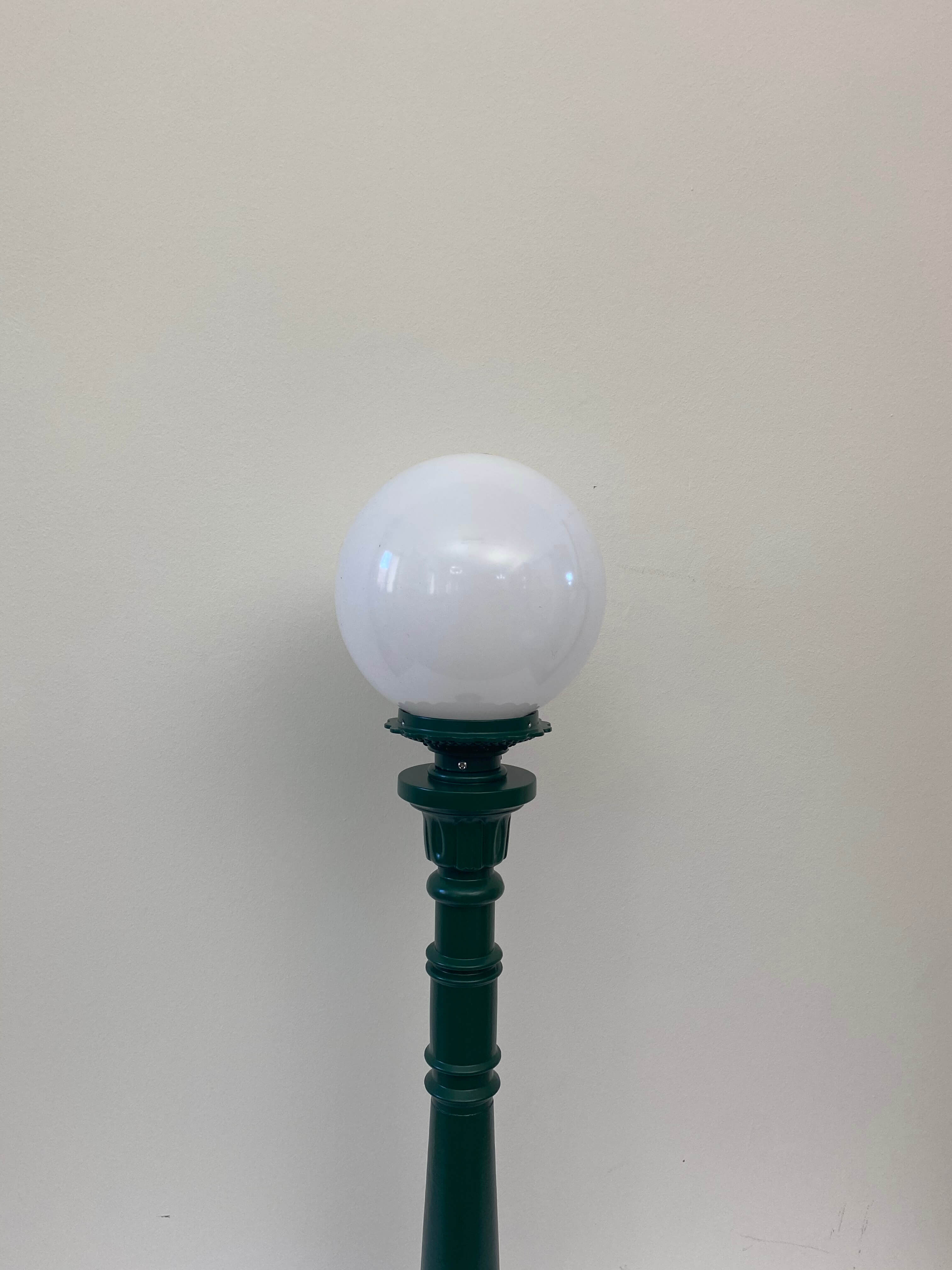 nostalgie-kugelleuchte-gartenlaterne-triest-opal-gruen-2 opale Kugel