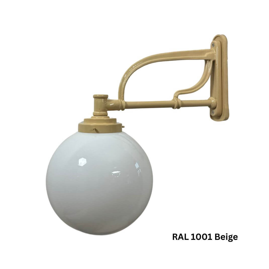 Kugel-Wandleuchte Meran 3 haengend "groß" in der Sonderfarbe RAL 1001 Beige Kugel-Wandleuchte Meran 3 haengend "groß" in der Sonderfarbe RAL 1001 Beige