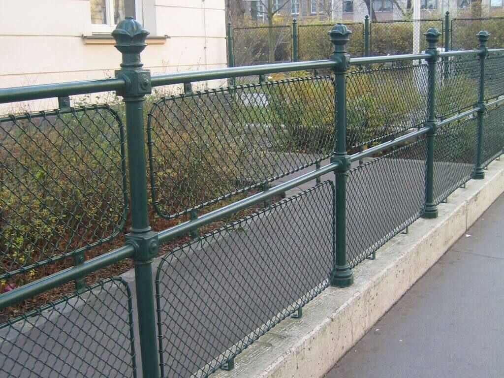 Eleganter Krippgitterzaun der Volksschule der Stadt Wien Braunhubergasse Eleganter Krippgitterzaun der Volksschule der Stadt Wien Braunhubergasse