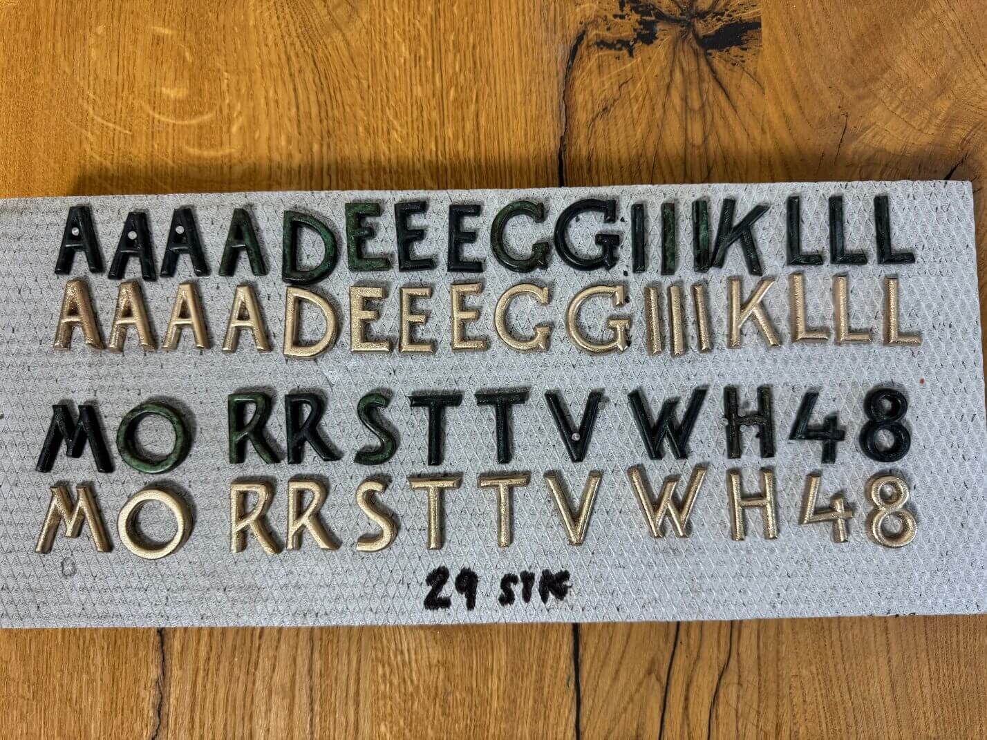 Reproduktion von Fassadenbuchstaben mit Stift aus Messingguss für ein Denkmal Reproduktion von Fassadenbuchstaben mit Stift aus Messingguss für ein Denkmal